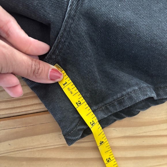 Levi's Black Jean Shorts High-Waisted Snug Fit - Picture 8 of 8